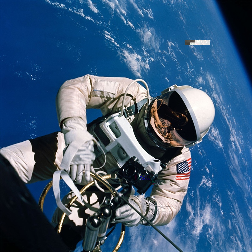 Астронавт Эдвард Хиггинс Уайт в открытом космосе в июне 1965 года с хронометром Omega Speedmaster на левой руке