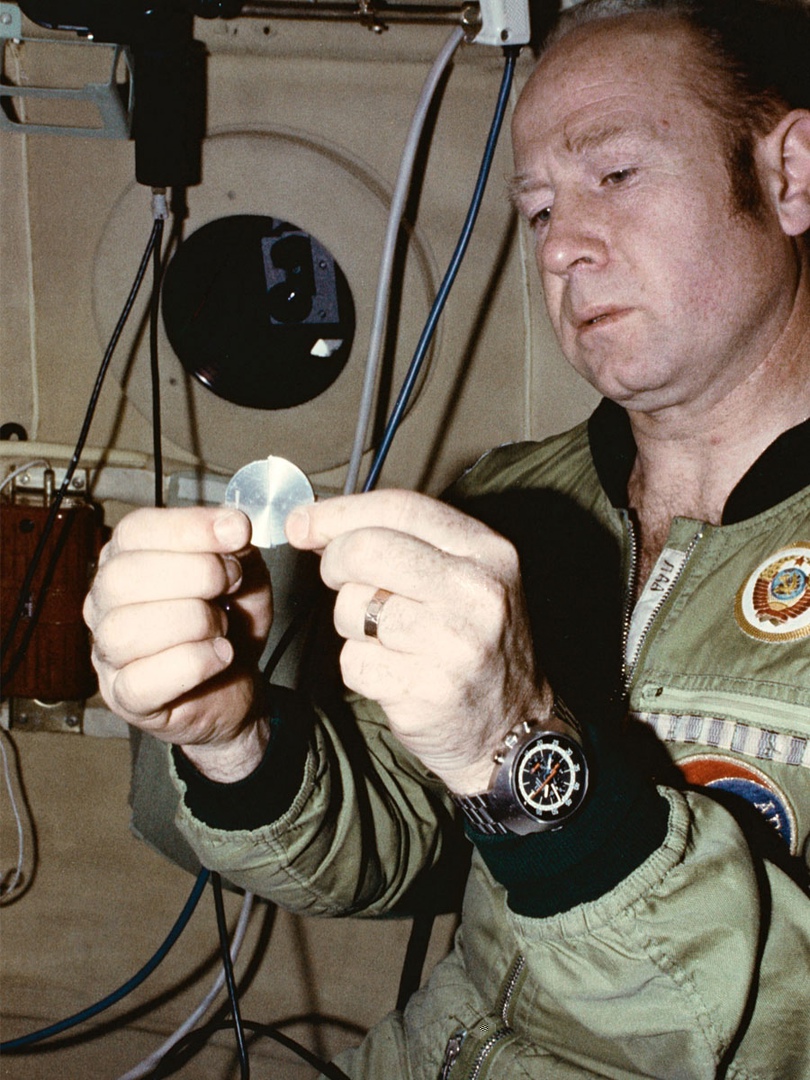 На запястье Алексея Леонова во время стыковки “Союза” и “Аполлона-15” — Omega Flightmaster.